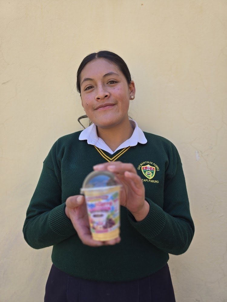 Estudiante del proyecto YoguHierro invitando a probar el producto