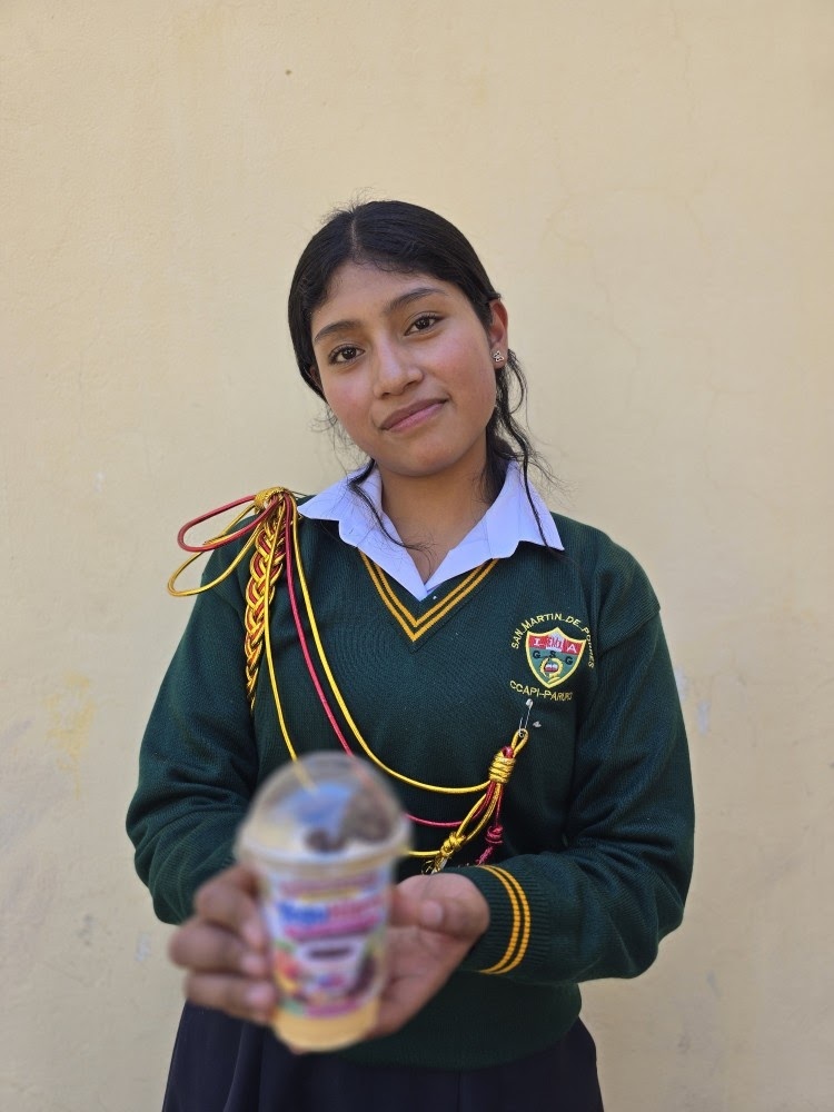 Alumna presentando YoguHierro con orgullo en Ccapi