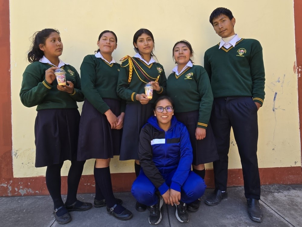 Equipo emprendedor de estudiantes y docente de la I.E. San Martín de Porres